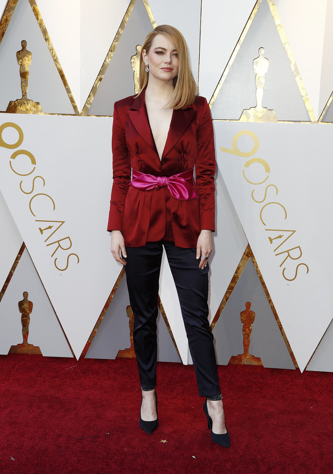 Emma Stone pręży dekolt na czerwonym dywanie | Oscary 2018