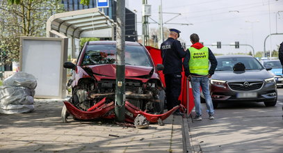 Tragiczny poranek w Krakowie. Auto wjechało w przystanek autobusowy