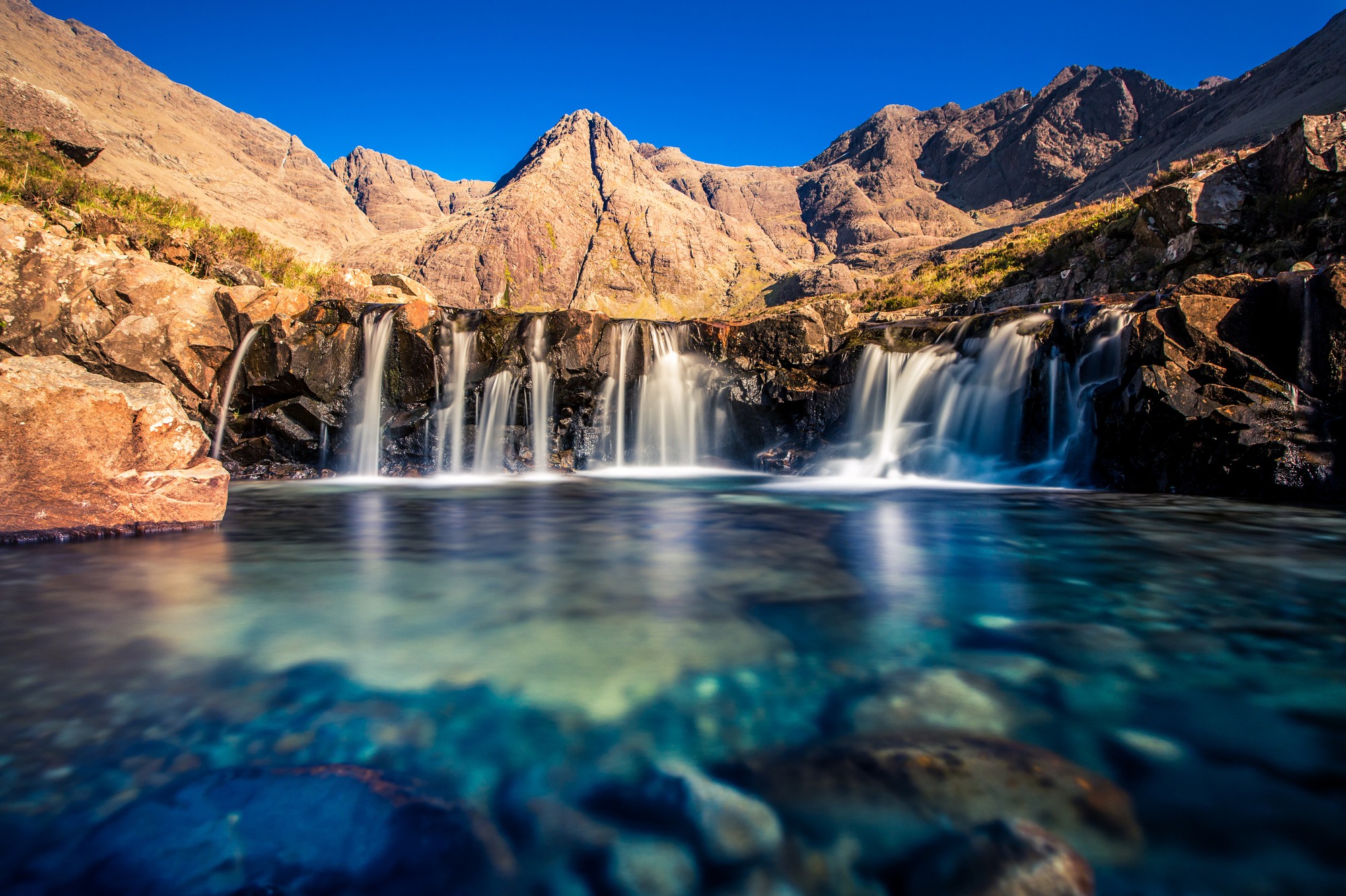 Vodopády Rozprávkových bazénov (Fairy Pools) na ostrove Skye, Škótsko.