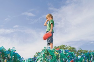 Świat pod stertami ubrań i plastiku. Sposoby na walkę ze śmieciami zalewającymi planetę 