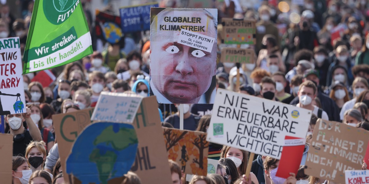 Dla Niemców odejście od surowców z Rosji oznacza spore koszty. Ale jednocześnie pozwoli lepiej zadbać o klimat. Na zdjęciu protest klimatyczny w Berlinie 25 marca 2022 r.