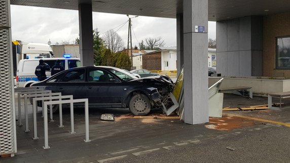 Kierujący audi rozbił auto na dworcu PKP