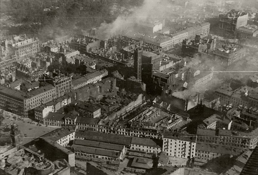 Zbombardowana okolica placu w roku 1939, w lewym dolnym rogu fragment placu z kościołem