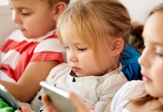 Twoje dziecko korzysta z YouTube Kids? Uważaj, są tam treści promujące narkotyki i broń palną