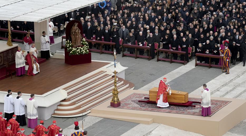 Elbúcsúztak az egykori pápától. Fotó: Getty Images