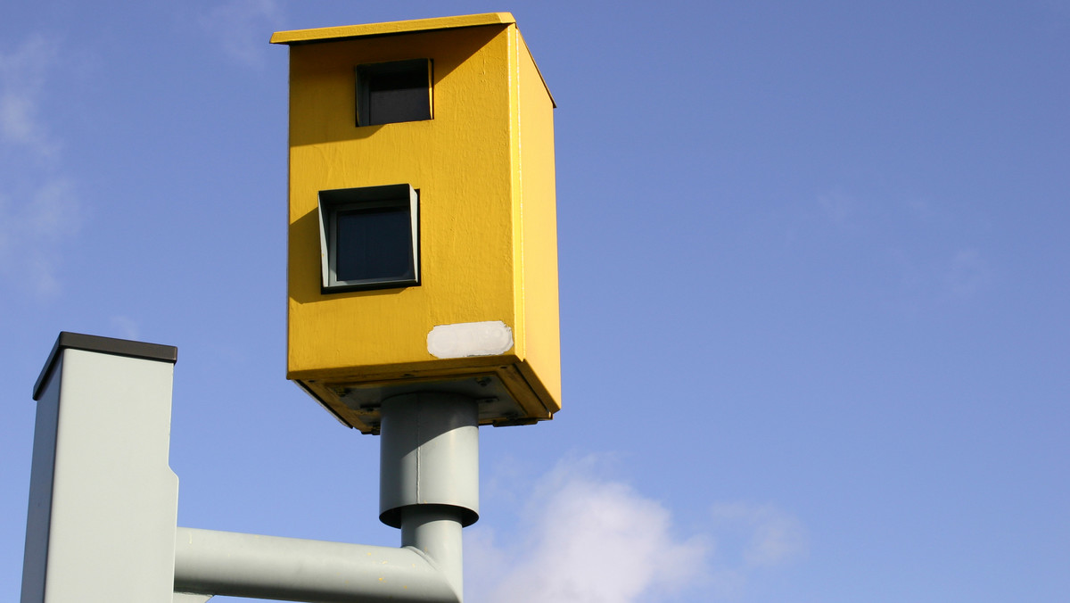 Od 1 stycznia straże miejskie i gminne stracą prawo do korzystania z rejestratorów prędkości. Koniec z fotoradarami dla straży oznacza, że wielu pracowników oddelegowanych dotychczas do ich obsługiwania, może stracić pracę - ostrzega "Rzeczpospolita".