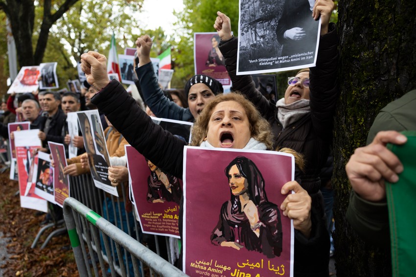 Protest ispred iranske ambasade u Bernu zbog smrti Mahse Amini