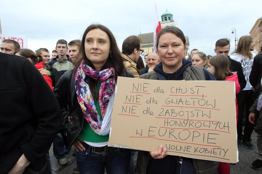 Około 500 osób przyszło na plac Zamkowy. Manifestują przeciwko imigrantom