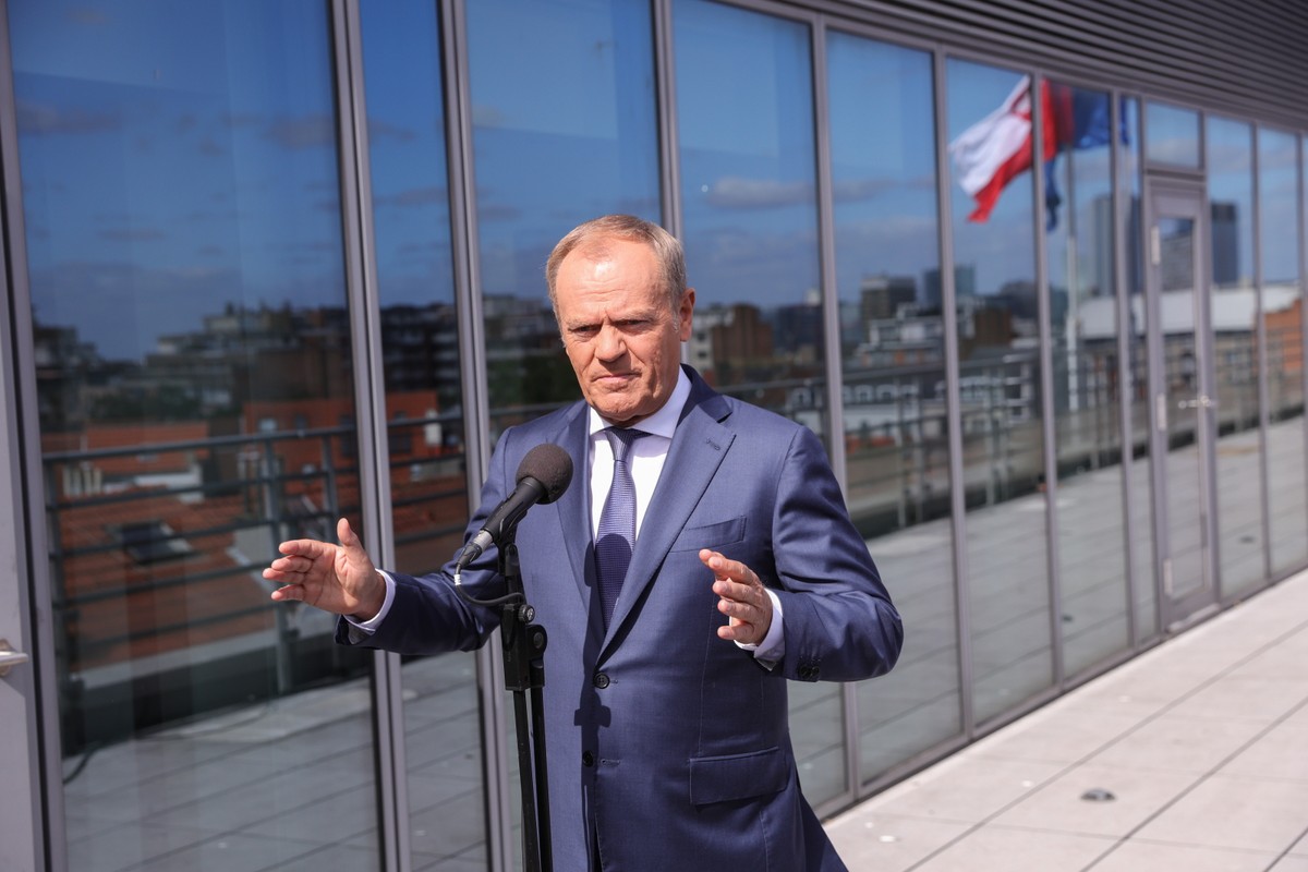Premier Donald Tusk podczas wypowiedzi dla mediów w Brukseli, Premier Tusk bierze udział w dwudniowym szczycie Rady Europejskiej. Przywódcy państw i rządów UE mają zdecydować o obsadzie najważniejszych stanowisk unijnych. Ponadto rozmowy dotyczą wojny w Ukrainie, bezpieczeństwa, obronności, konkurencyjności i polityki zagranicznej
