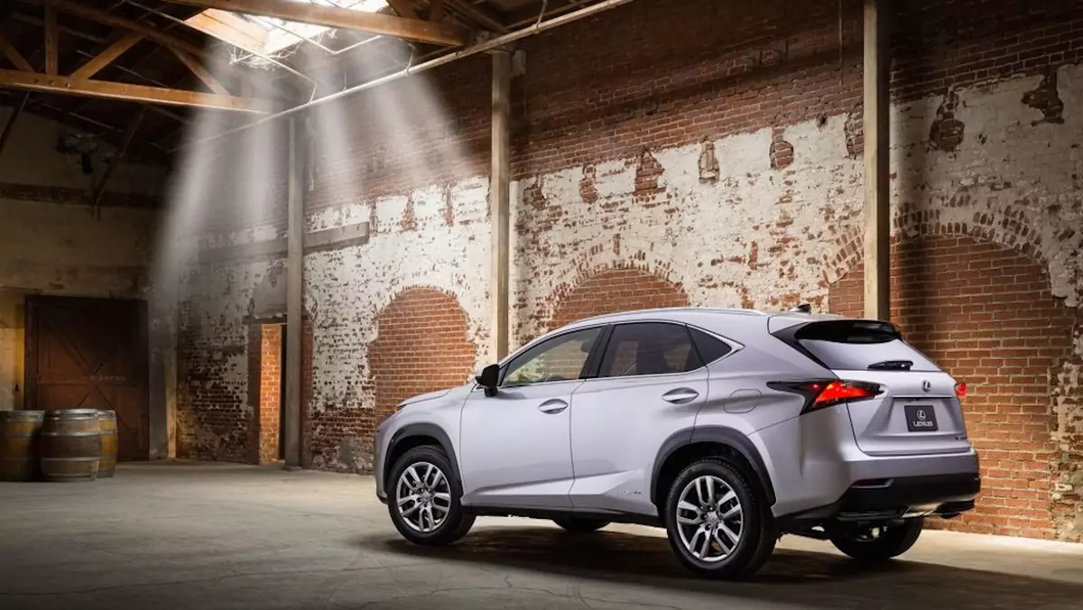 2015_Lexus_NX_300h_003