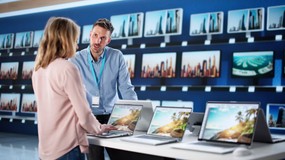 Sklepy stacjonarne w erze e-commerce. Jak omnichannel zmienia rynek elektroniki? [Wywiad]