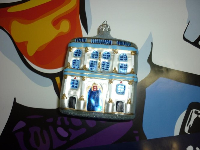 Prezes Rady Ministrów Pan Donald Tusk  przekazuje na aukcje  bombkę oraz zdjęcie z autografem.