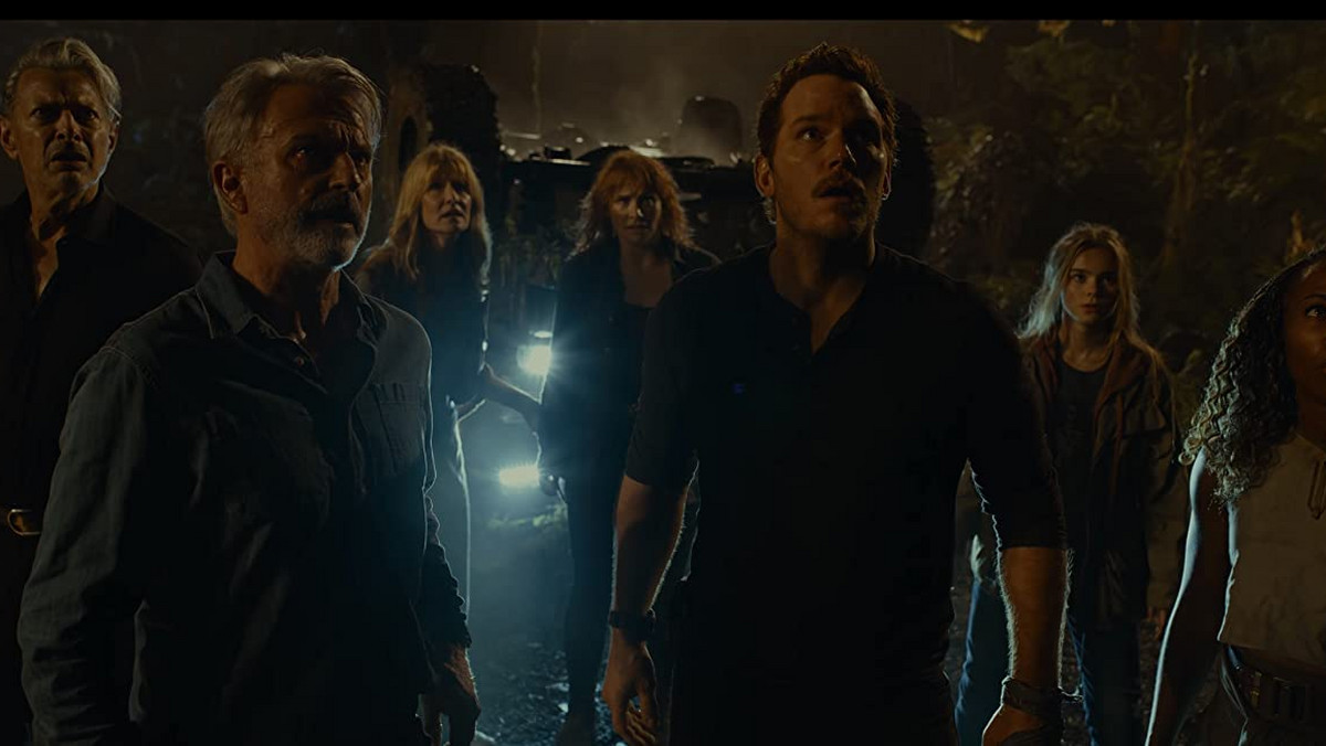 Jeff Goldblum, Sam Neill, Laura Dern, Bryce Dallas Howard, Chris Pratt, DeWanda Wise i Isabella Sermon w filmie "Jurassic World: Dominion" (2022)