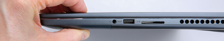 Po prawej stronie znajdują się gniazda headseta, USB-A oraz czytnik kart pamięci. Po lewej jest HDMI, USB-A i USB-C 