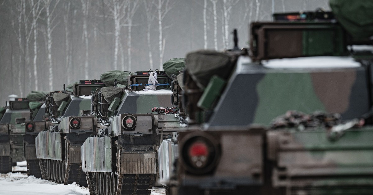 Pociąg wyładowany czołgami po brzegi. Potężny transport z USA dotarł do Polski