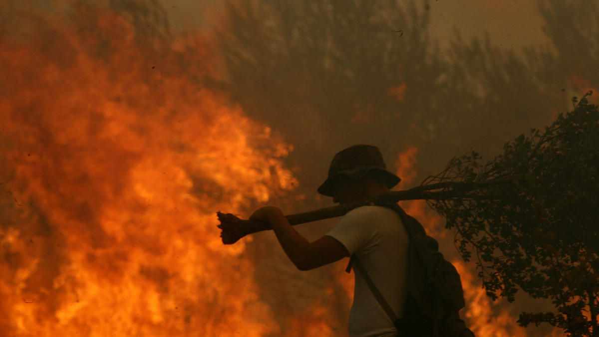 Niepomyślne prognozy pogody dla Grecji wskazują, że szanse na ugaszenie pożarów, które dotarły na przedmieścia Aten, zmalały. W dniu dzisiejszym nasilą się bowiem wiatry, które ułatwia rozprzestrzenianie się ognia - informuje serwis CNN.