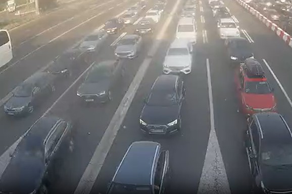 (FOTO) PAKLENE VRUĆINE I GUŽVE GRANICI! AMSS izdao hitno upozorenje vozačima: Bez ovoga ne polazite na put