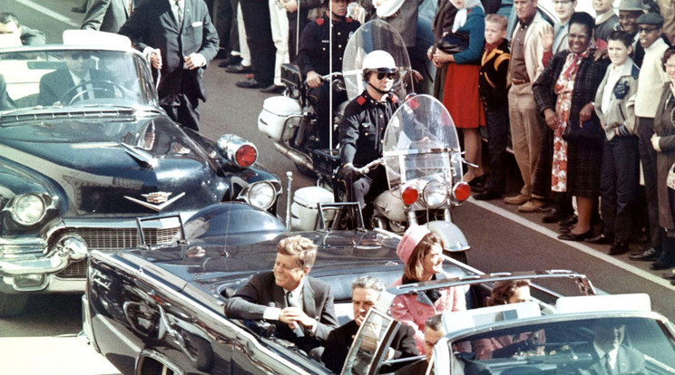 Kennedy autóját szorosan követte az a kocsi, amelyen Landis állt, így mindent közelről látott / fotó: Profimedia