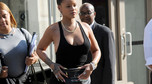 Rihanna cała na czarno z dekoltem