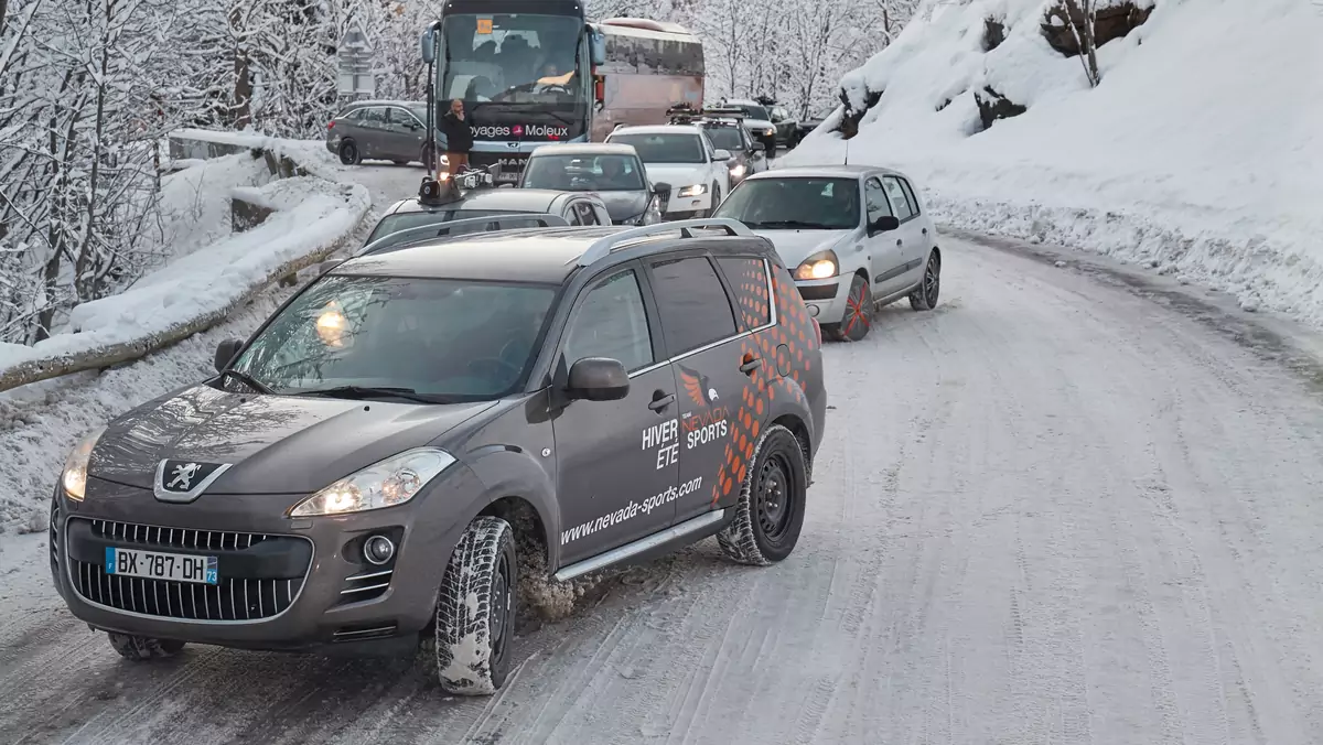 Zator na górskiej drodze pod ośrodkiem Alpe d'Huez we Francji