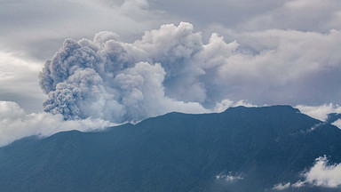 Erupcja wulkanu w Indonezji. Pył zasypał okoliczne dzielnice [ZDJĘCIA]