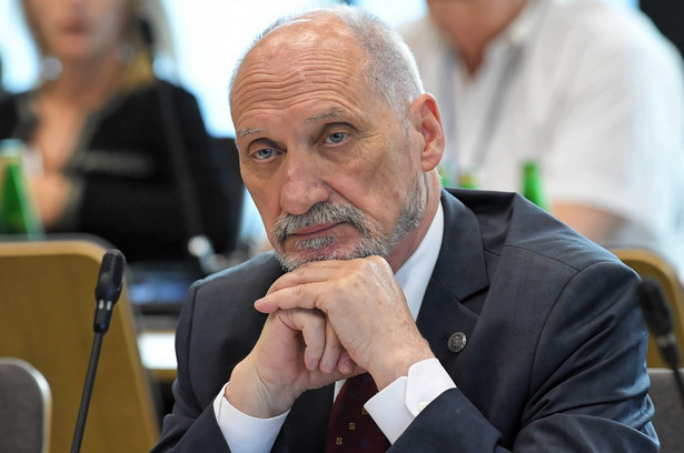 Macierewicz: Informacja służb wskazuje na sfałszowanie czarnej skrzynki przez Rosję