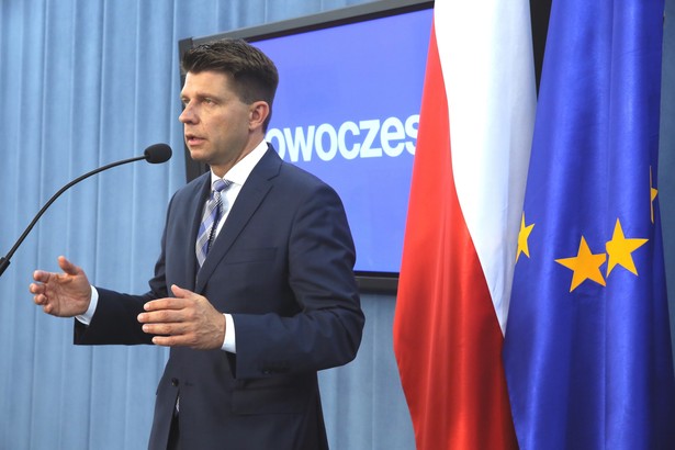 Wicepremier i minister rozwoju Mateusz Morawiecki przedstawił w poniedziałek szczegóły planu, dotyczącego OFE, o którym jako pierwszy wspominał podczas sobotniego kongresu PiS lider partii Jarosław Kaczyński.