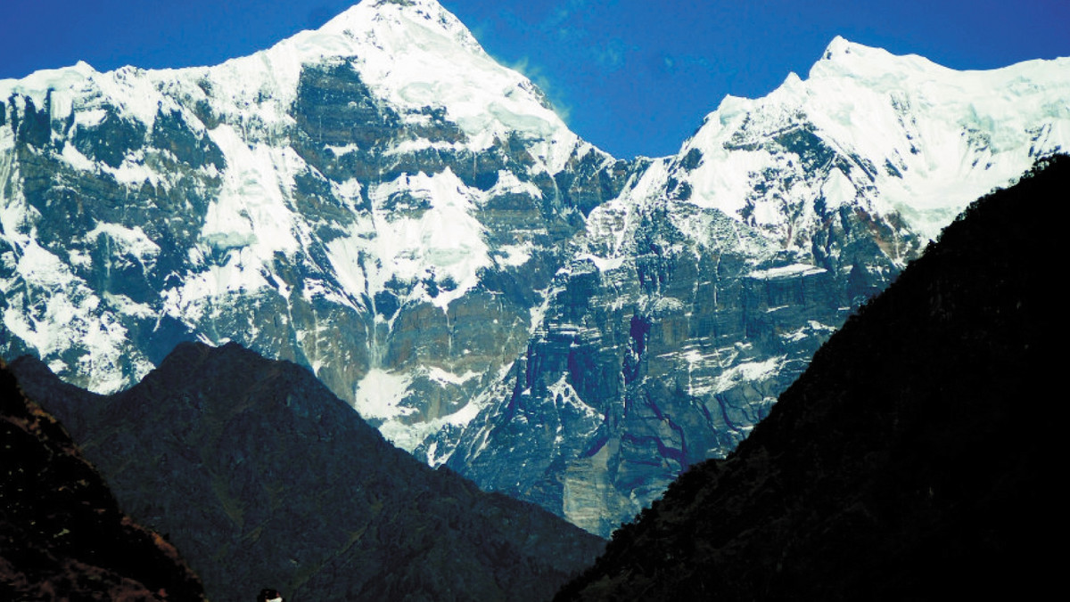 Trekking dookoła Manaslu jest interesujący pod względem etnograficznym i wspaniały pod względem widokowym. Trasa jest niezbyt trudna technicznie, lecz dosyć długa. Prowadzi przez przełęcz Larkya La, wznoszącą się na wysokość ponad pięciu tysięcy metrów.