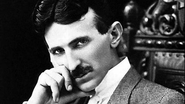 Nikola Tesla szerb-amerikai fizikus, feltaláló, villamosmérnök, gépészmérnök, filozófus. Életében 146 szabadalmat jegyeztek be a neve alatt.