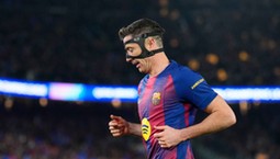 Robert Lewandowski powiedział, jak mu się gra w masce. "Nie miałem pewności, że mogę uderzać głową na 100 proc."