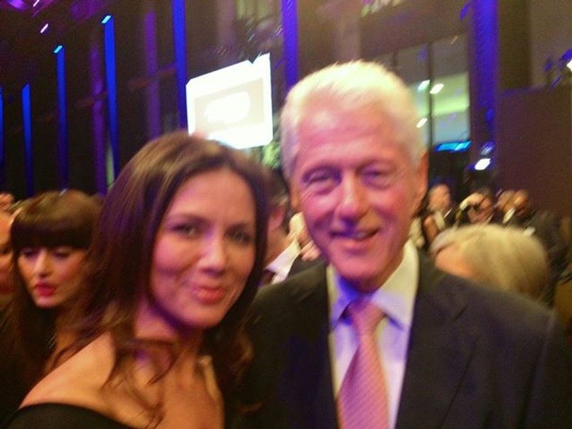 Wczoraj w Paryżu brałam udział w uroczystej kolacji, na której jednym z gości był Bill Clinton.(...) dla porównania - ja z byłym prezydentem USA dzisiaj ...