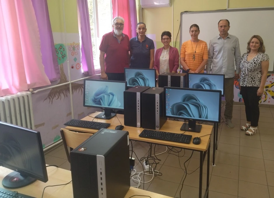 Predstavnici Matemtičke gimnazije i Fondacije sa direktorkom škole „Nikola Tesla“ Natašom Knežević i predstavnicima ZREPOK-a