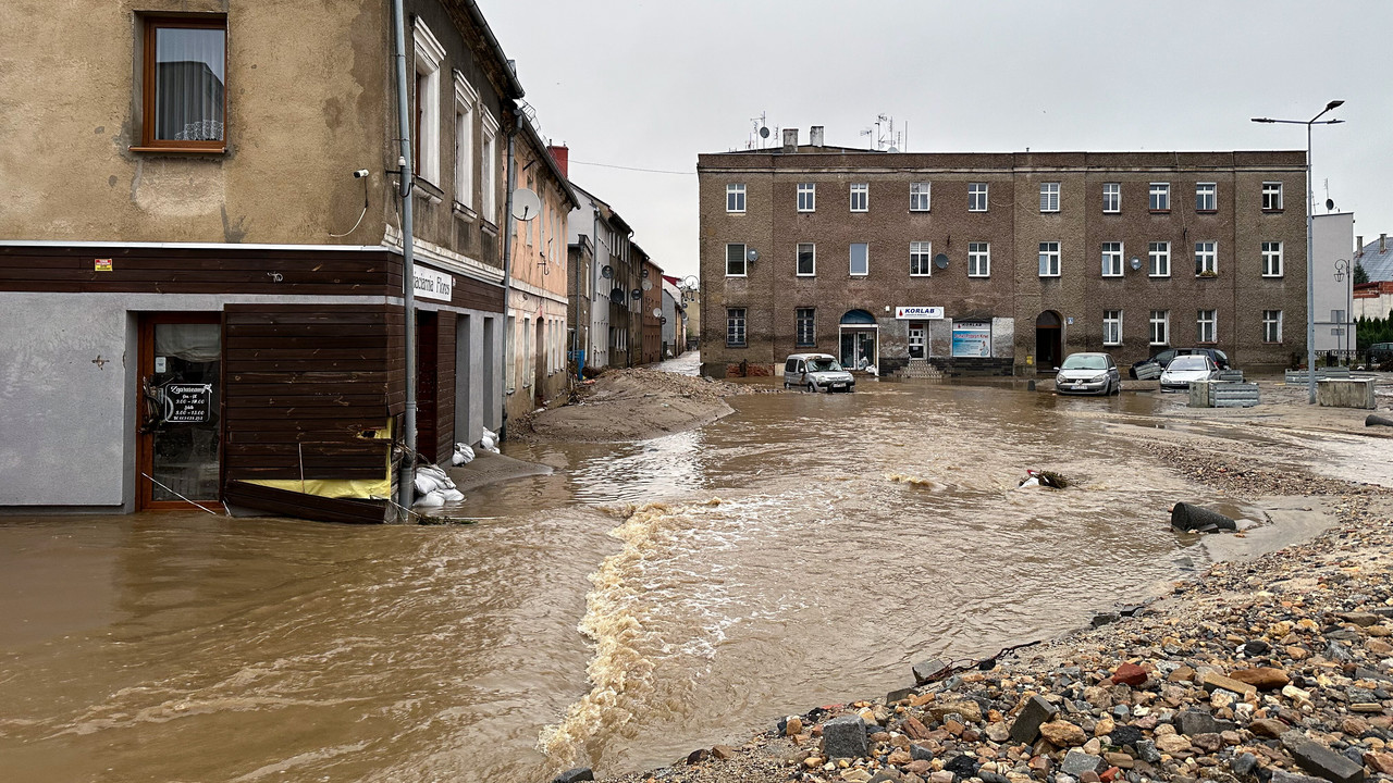 W zalanym budynku odnaleziono zwłoki kobiety. "Same złe informacje"