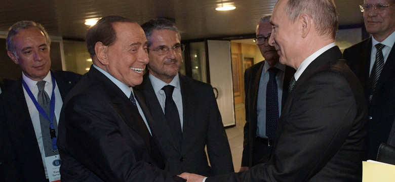 Berlusconi pochwalił się prezentem od Putina. Teraz ma duży problem