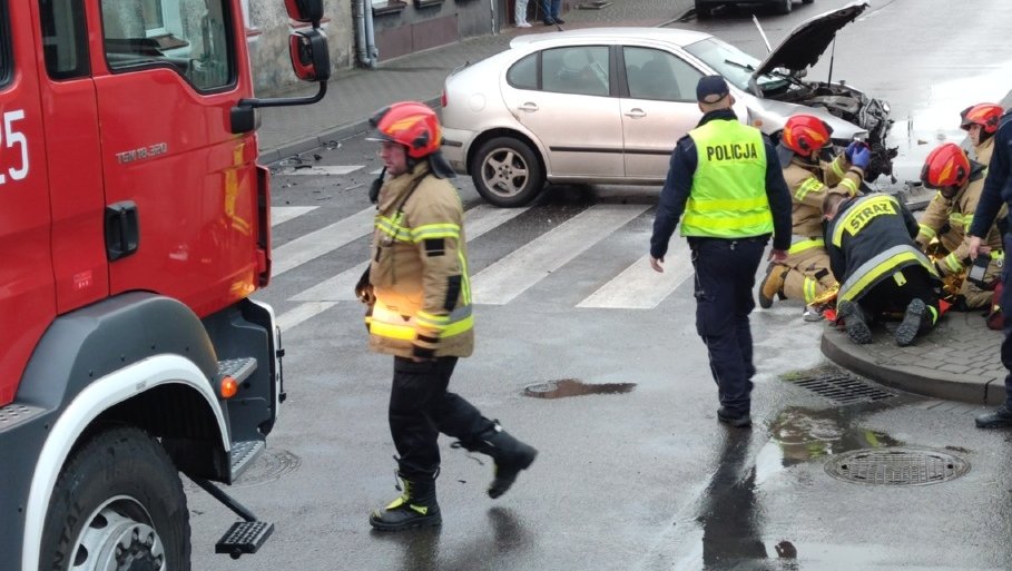 Zderzenie samochodów w centrum Drawska  Pomorskiego