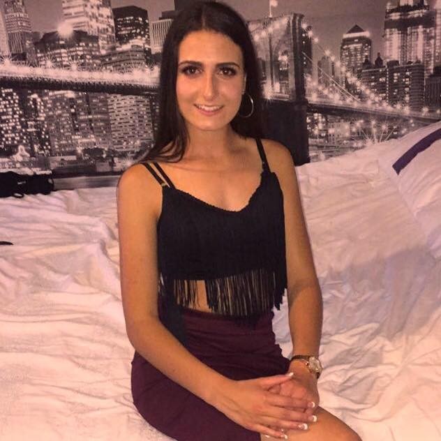 Julie bola do otrasného činu šťastné a veselé dievča.
