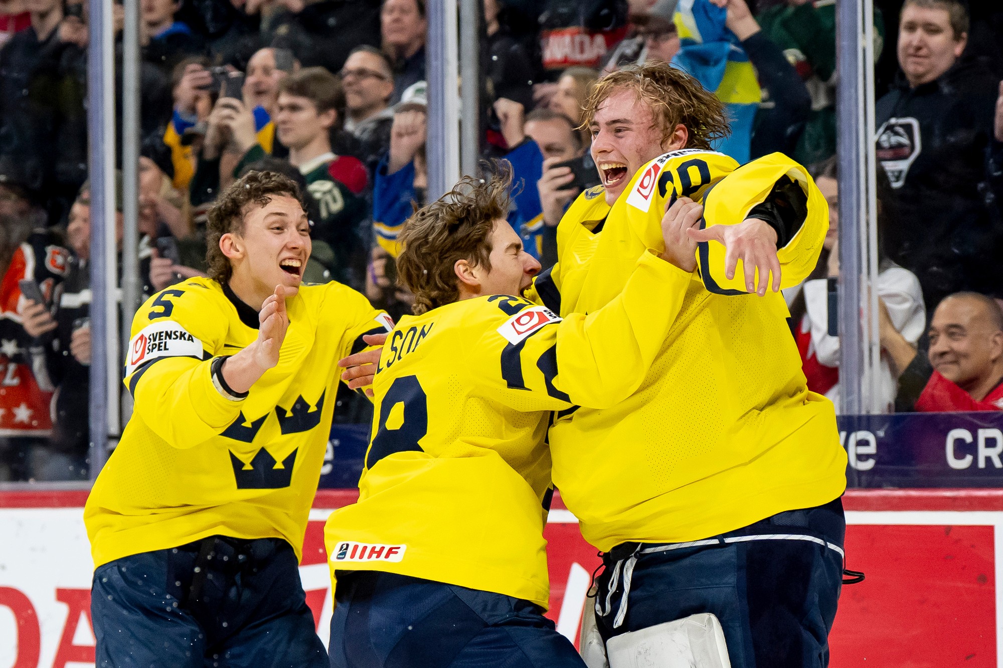 Hokejisti Švédska sa tešia z titulu na MS v hokeji U20. 