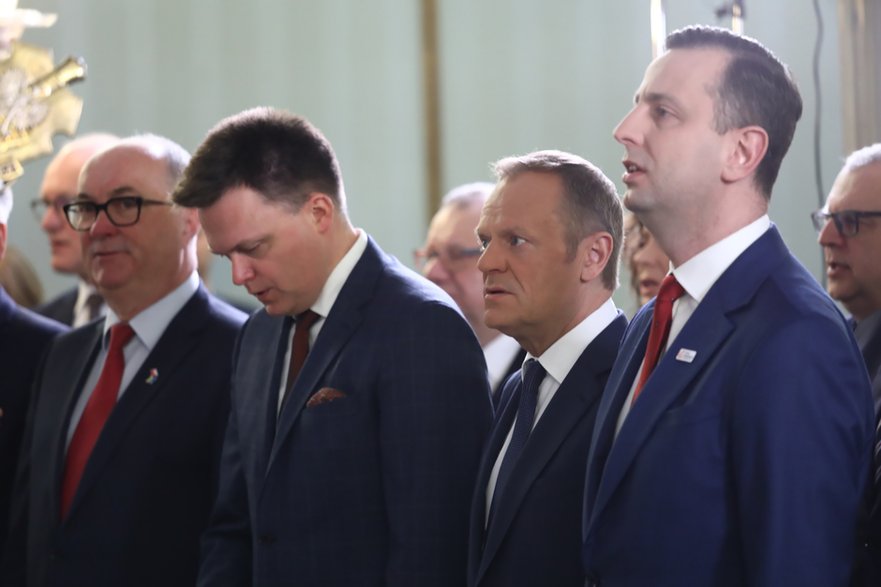 Władysław Kosiniak-Kamysz (2P), Donald Tusk (3P), Włodzimierz Czarzasty (L) oraz lider Polski 2050 Szymon Hołownia (3L) podczas uroczystości z okazji 25. rocznicy uchwalenia Konstytucji Rzeczypospolitej Polskiej