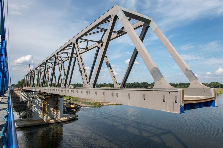 Cała Inwestycja obejmuje także budowę i modernizację 113 obiektów inżynieryjnych: mostów, wiaduktów, przepustów czy przejść dla dzikich zwierząt. <br><br> fot. (mk/mr) PAP/Maciej Kulczyński