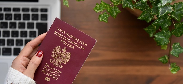 Na tych polskich lotniskach wyrobisz paszport tymczasowy od ręki. Ile to kosztuje? Jak długo się czeka? Ile jest ważny?