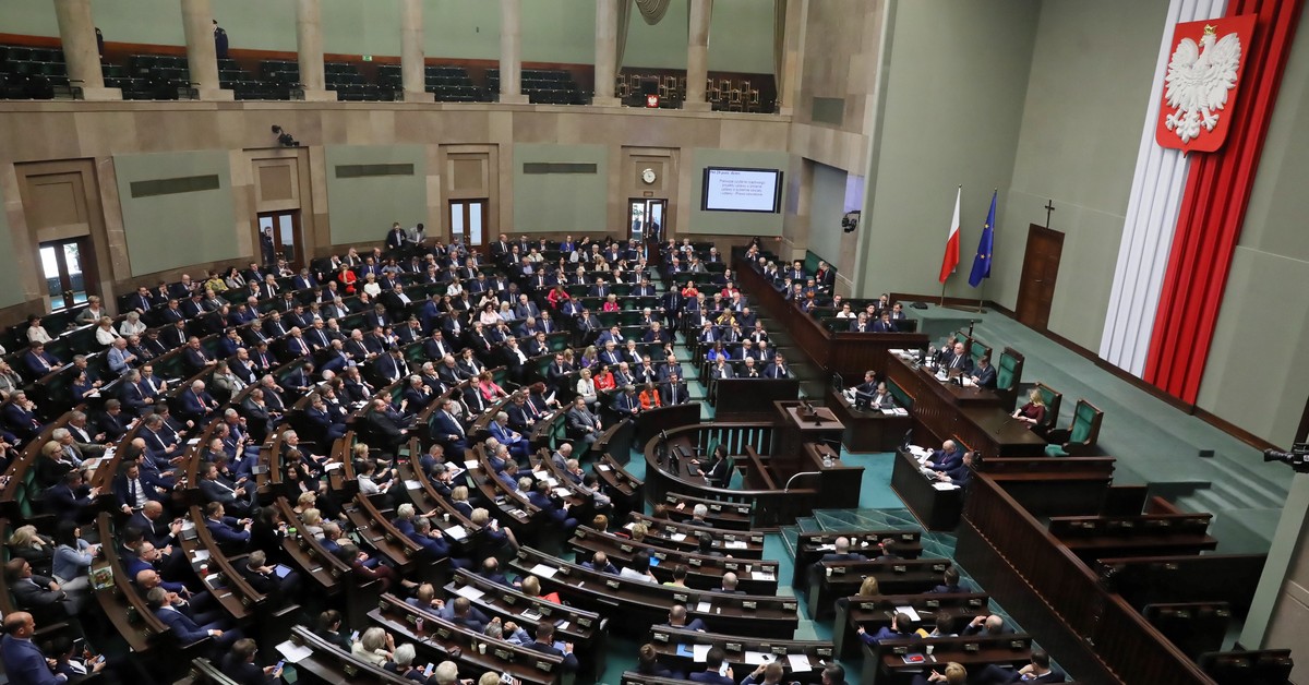 Kadencja Posłów I Senatorów Trwa Ile Lat Sejm późnym wieczorem zajmuje się projektem noweli o SN. Trwa debata