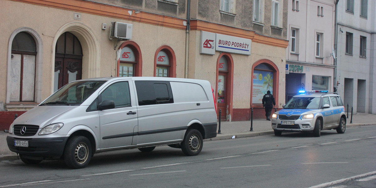 Atak nożem w centrum Jeleniej Góry. Mężczyzna w ciężkim stanie