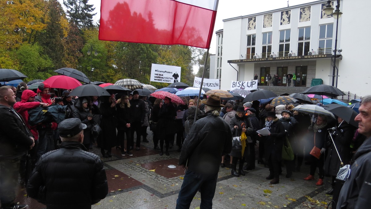 Kilkaset osób spotkało się o godzinie 16.00 pod Teatrem Dramatycznym, aby zaprotestować przeciwko dyskryminacji kobiet. Był to dalszy ciąg rozpoczętego 3 października "czarnego protestu". Odbył się on w rocznicę strajku kobiet islandzkich.