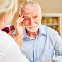 Mit tehet, ha hozzátartozója Alzheimer-kórral él? Gyakorlati tanácsok a mindennapokhoz