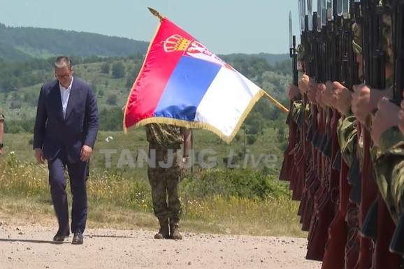 VIŠE OD 130 SREDSTAVA I 1.000 VOJNIKA Prikaz na Pasuljanskim livadama, prisustvuje Vučić: Bojevo gađanje uz savremena sredstva naoružanja (VIDEO)