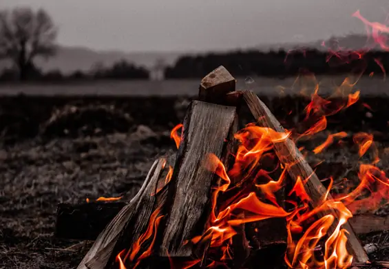 Ogień pojawił się w twoim śnie? Uważaj! Sennik ostrzega przed tym motywem