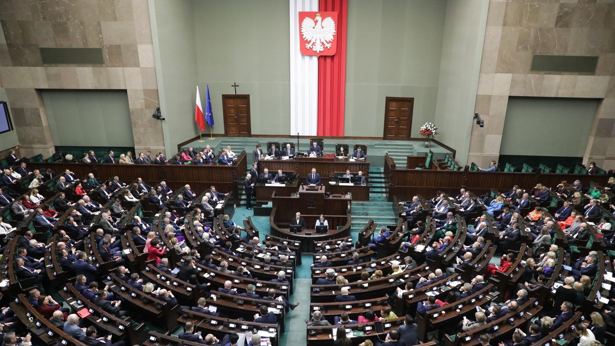 Posłowie dostaną więcej pieniędzy. "Problem rosnących kosztów"