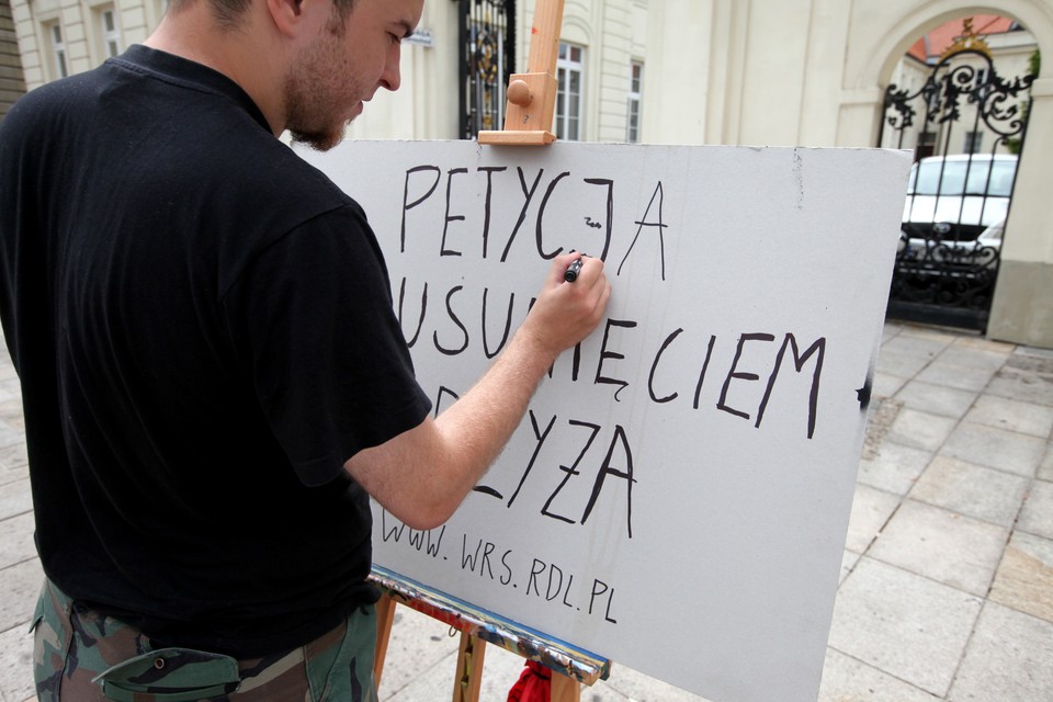 WARSZAWA KRZYŻ PRZED PAŁACEM PREZYDENCKIM USUNIĘCIE PODPISY