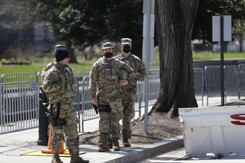 Samochód wjechał w barykadę przy Kapitolu. Sprawca ataku nie żyje