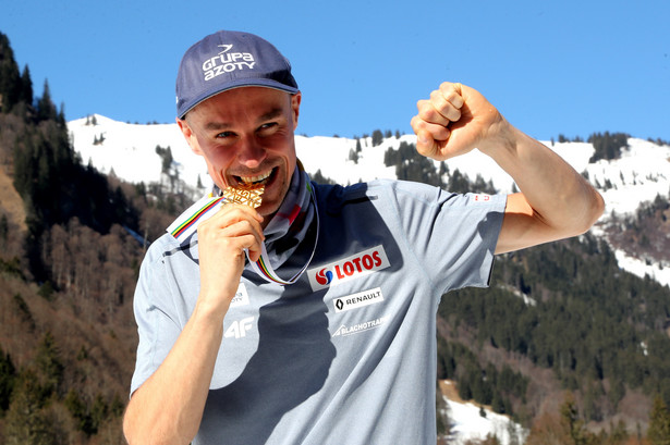 Piotr Żyła prezentuje złoty medal mistrzostw świata, który wywalczył na normalnej skoczni HS 106